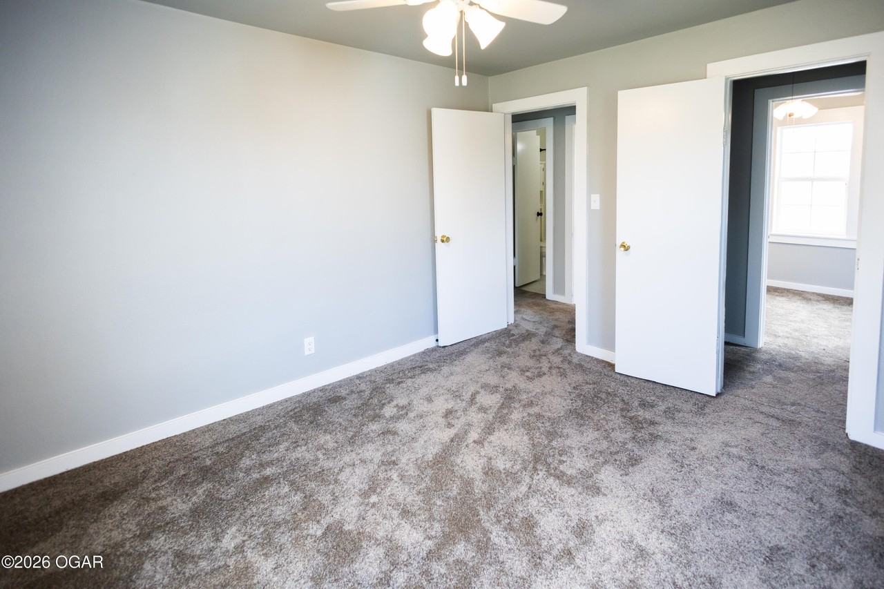 528 S Saint Charles Ave - Photo 6 of 13