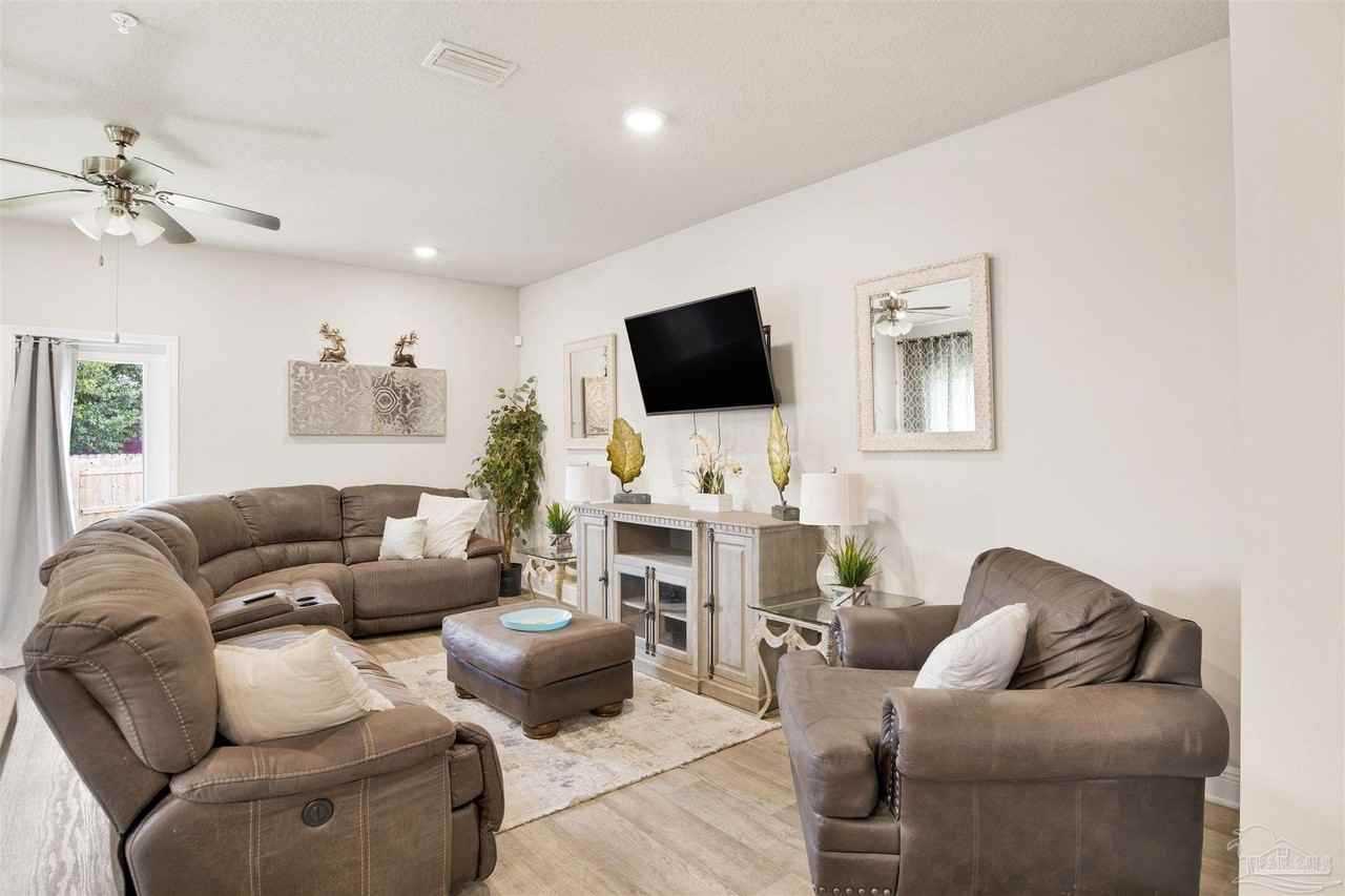 6001 Royal Port Ct - Photo 2 of 29