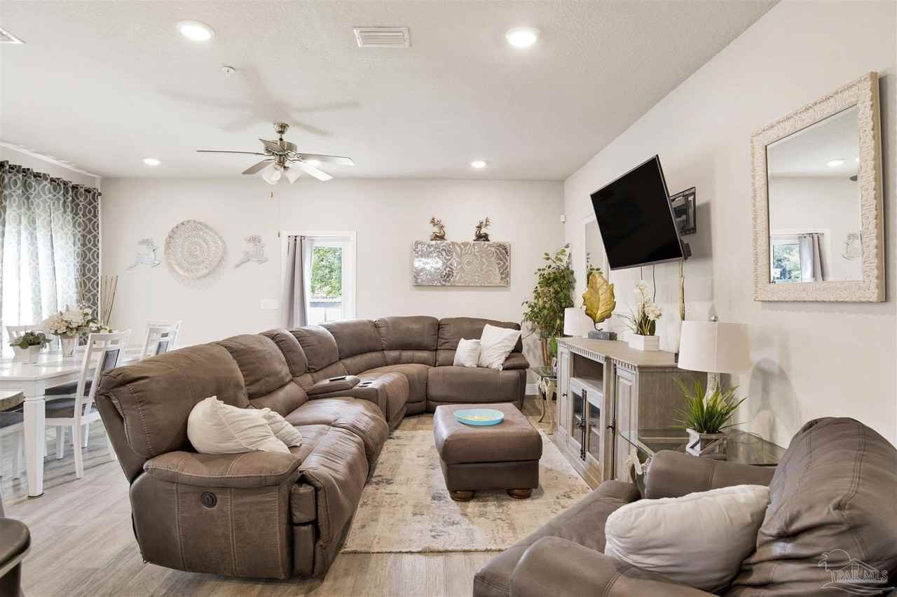 6001 Royal Port Ct - Photo 3 of 29