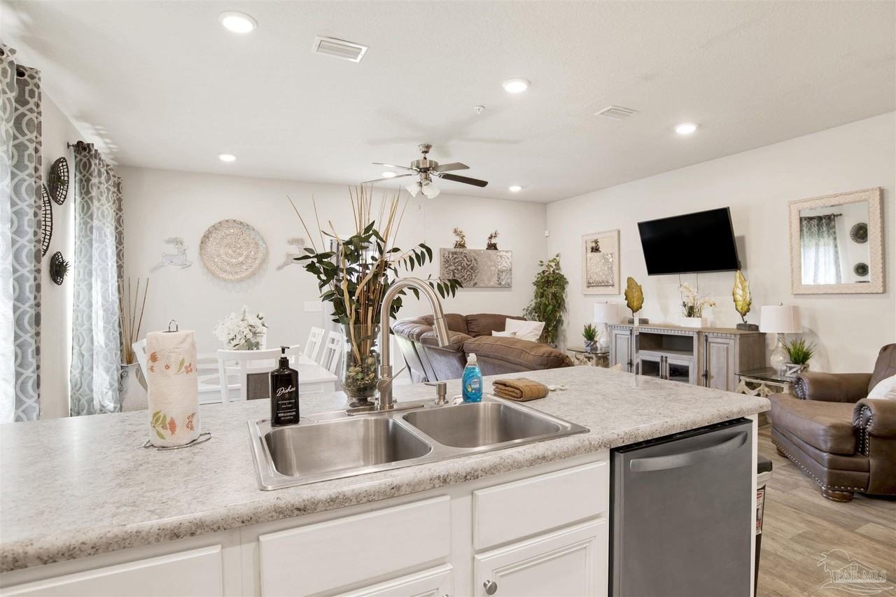 6001 Royal Port Ct - Photo 7 of 29