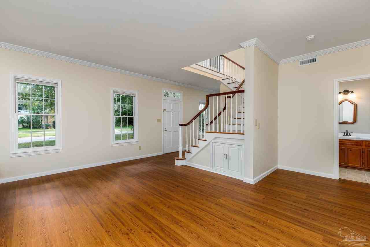 424 W Lee St - Photo 4 of 28