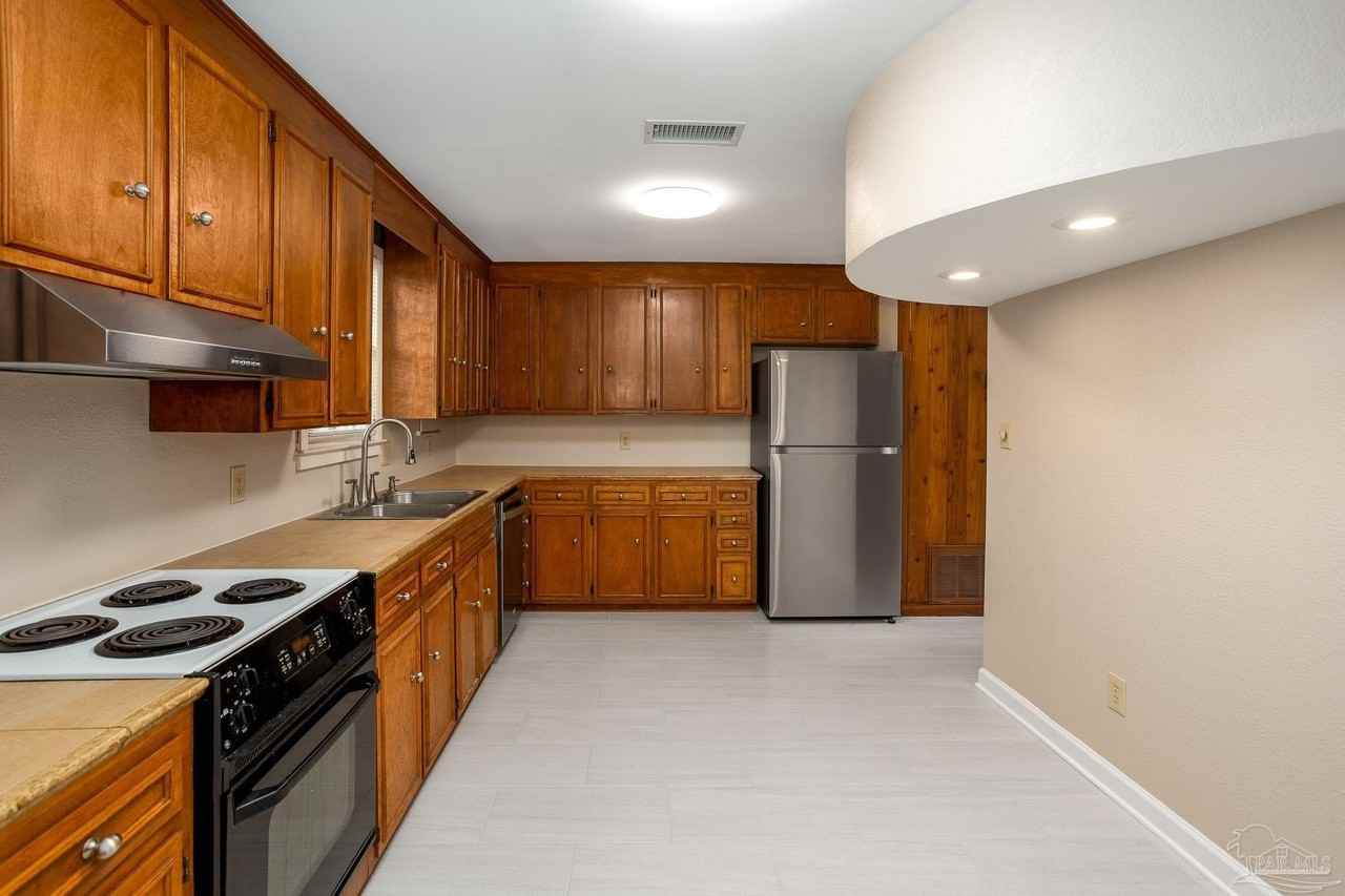 424 W Lee St - Photo 6 of 28