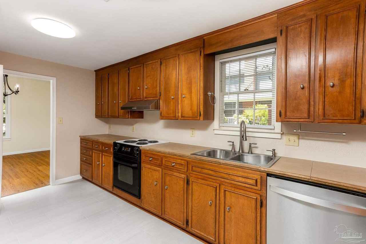 424 W Lee St - Photo 7 of 28