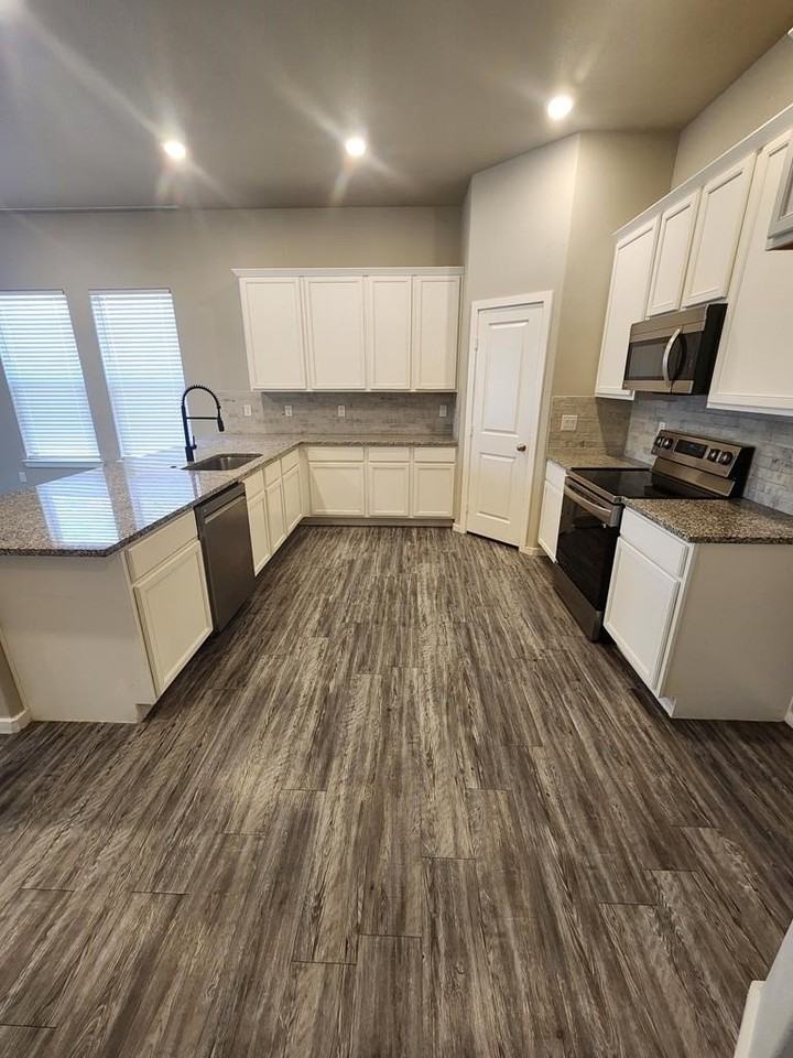 2702 Southwest St - Photo 4 of 29