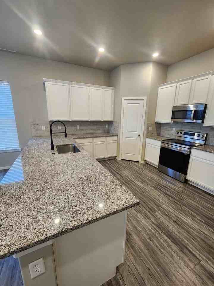 2702 Southwest St - Photo 5 of 29