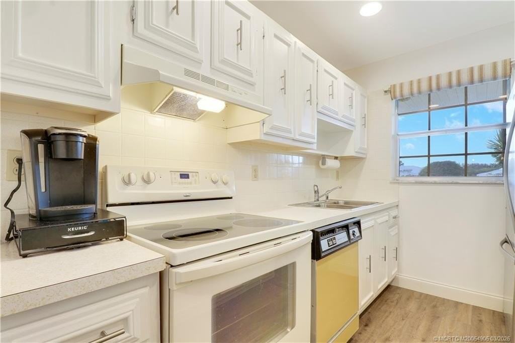 211 Manatee Ln Apt D - Photo 4 of 18