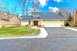 featured image of 5700 Point Of The Woods Dr