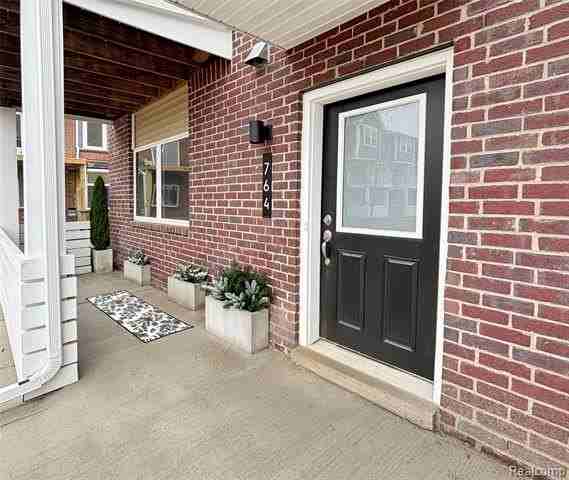 764 Huntley Ln - Photo 2 of 34