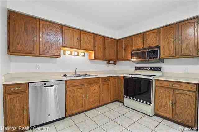 1225 Derby Rd - Photo 6 of 16