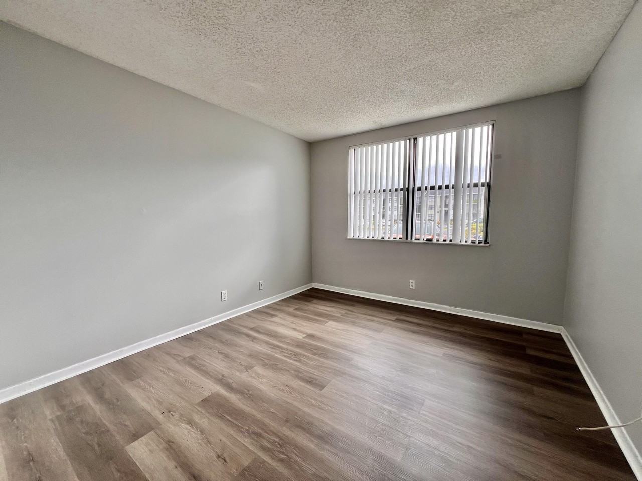 724 Executive Center Dr Apt 12 - Photo 6 of 24