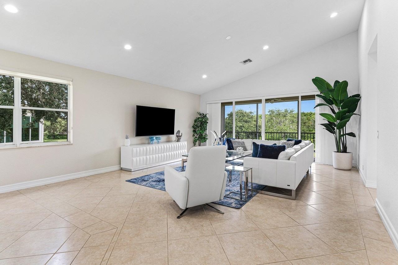 6309 Graycliff Dr Apt C - Photo 4 of 48