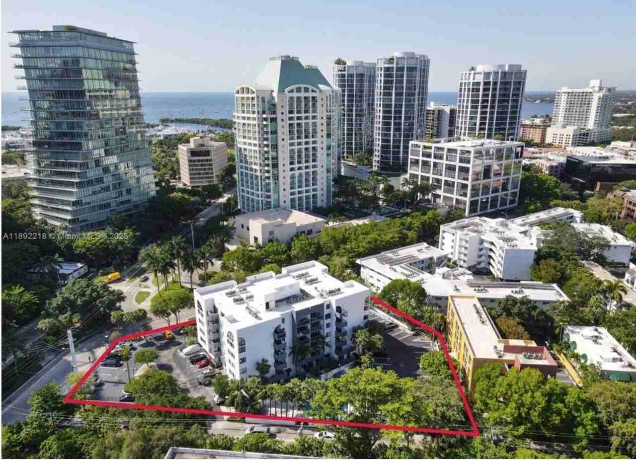 2715 Tigertail Ave Apt 402 - Photo 3 of 37