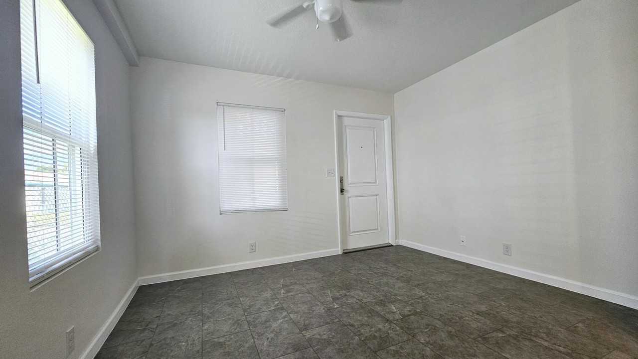 914 10th St Unit B - Photo 2 of 9
