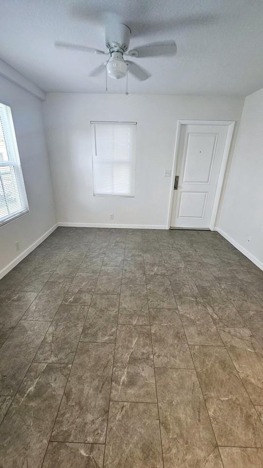 914 10th St Unit B - Photo 3 of 9