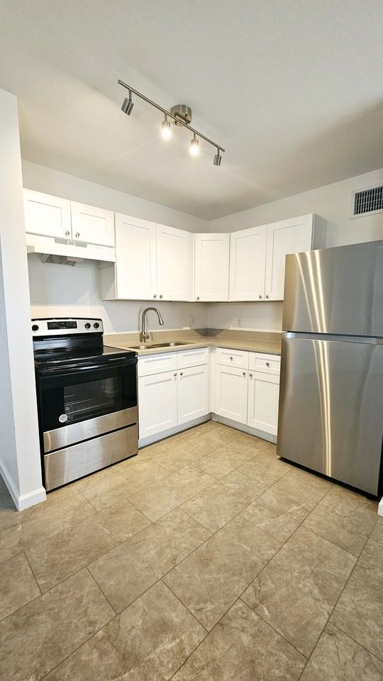 914 10th St Unit B - Photo 4 of 9