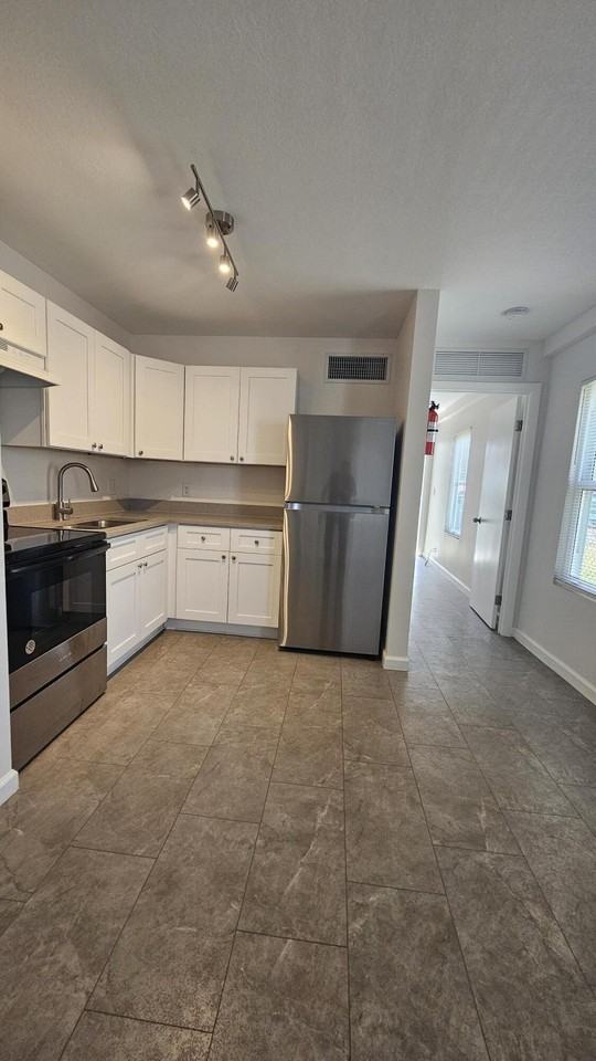 914 10th St Unit B - Photo 5 of 9