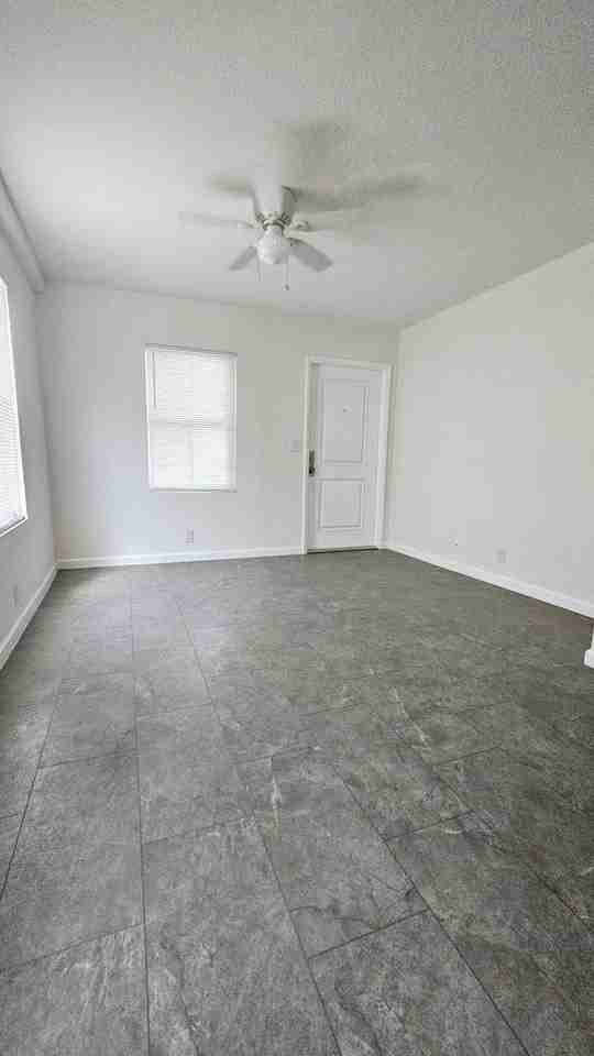 914 10th St Unit B - Photo 6 of 9