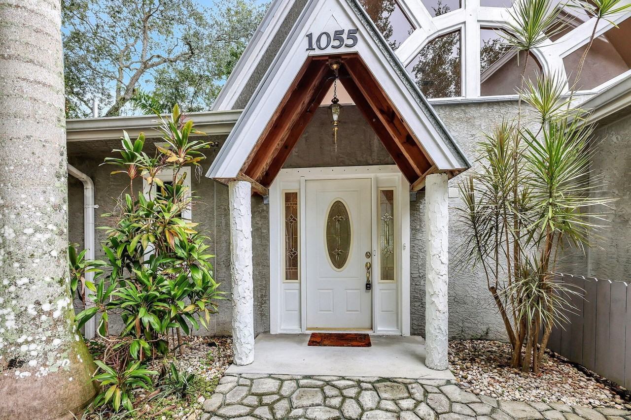 1055 Sw Blue Water Way - Photo 2 of 50