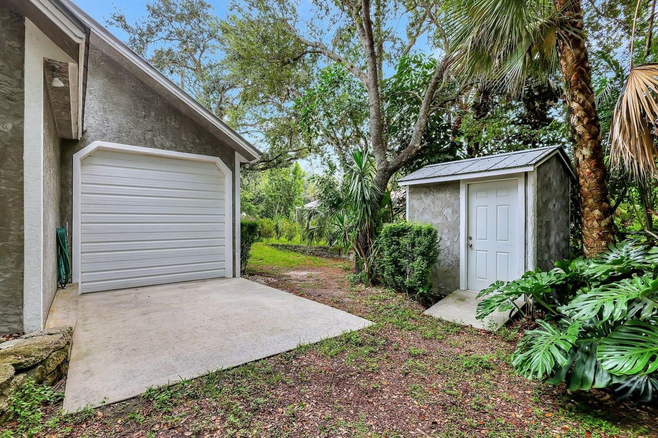 1055 Sw Blue Water Way - Photo 7 of 50