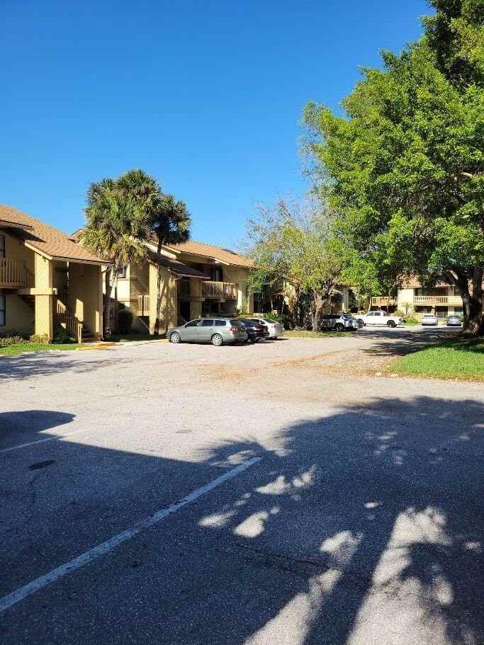 13165 Chadwick Ct Apt 25 - Photo 2 of 21