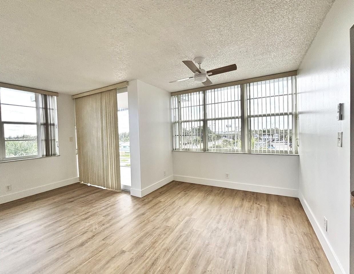 2741 Taft St Apt 403 - Photo 4 of 15