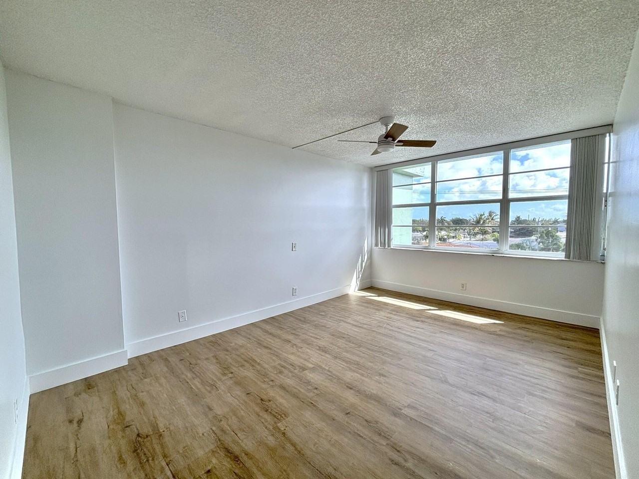 2741 Taft St Apt 403 - Photo 7 of 15