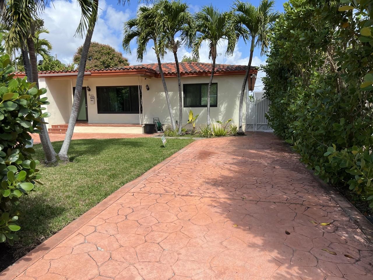 445 Ne 109th St Unit 2 - Photo 2 of 8