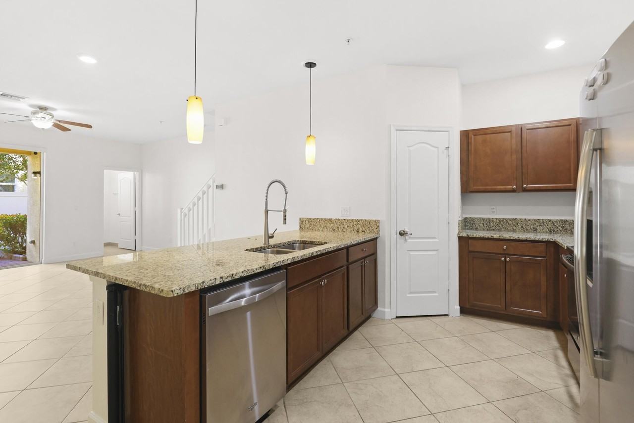 9512 Sw Merlin Ct - Photo 7 of 39