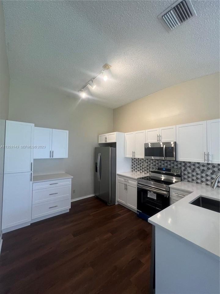 2306 Maplewood Dr - Photo 2 of 13