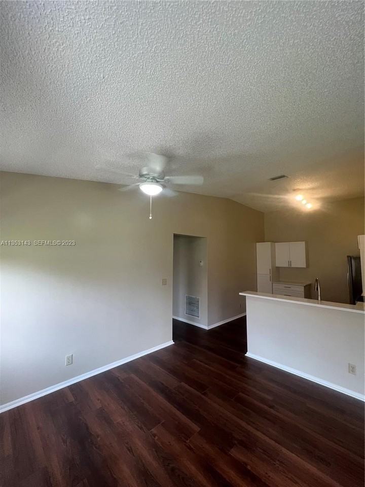 2306 Maplewood Dr - Photo 3 of 13