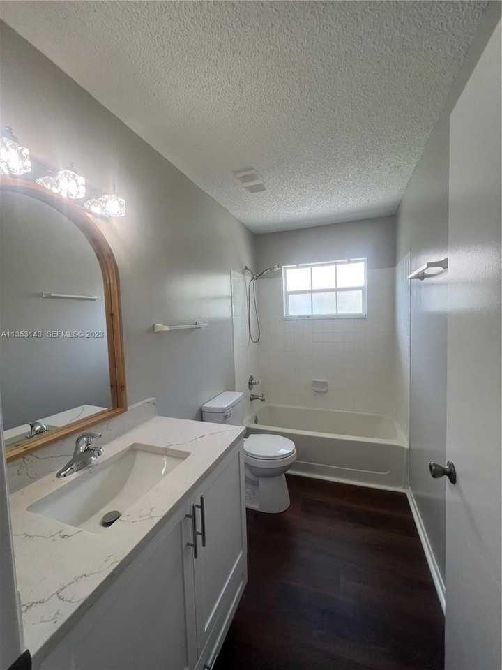 2306 Maplewood Dr - Photo 4 of 13