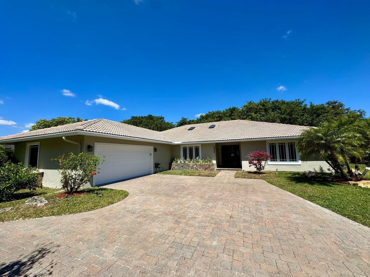 2825 Banyan Boulevard Cir Nw - Photo 2 of 29