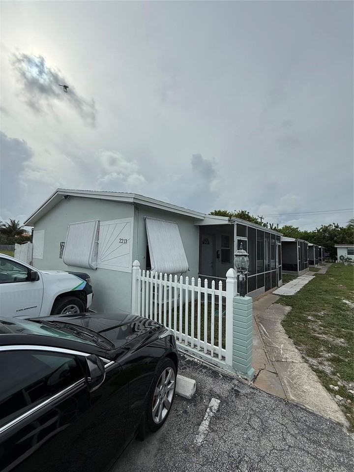 2213 Lincoln St - Photo 3 of 15