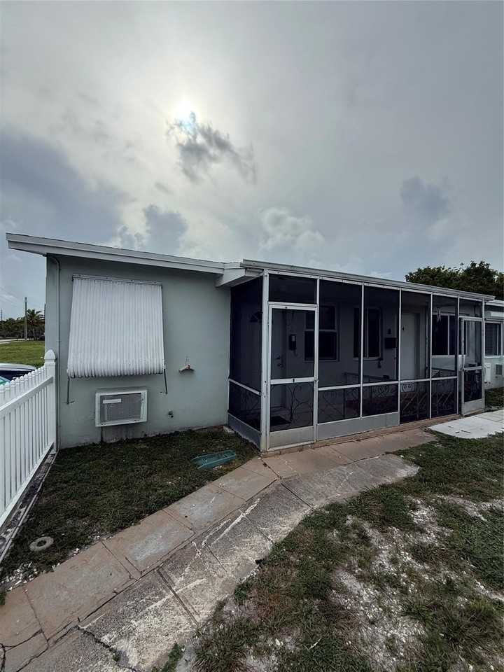 2213 Lincoln St - Photo 4 of 15