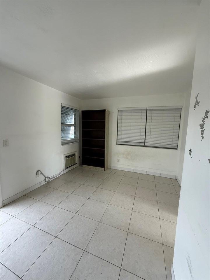 2213 Lincoln St - Photo 6 of 15