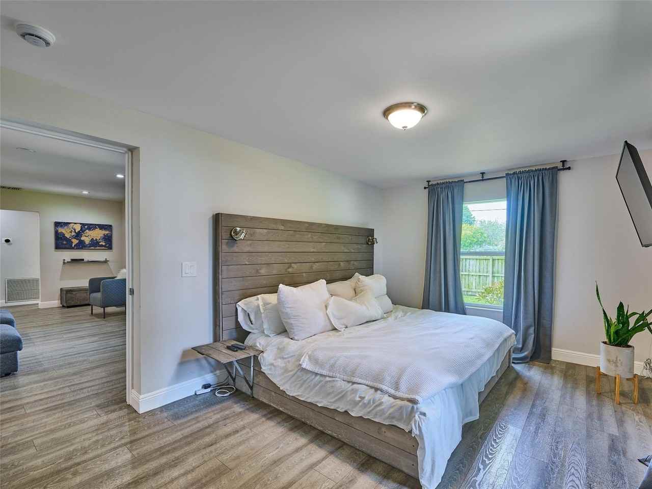 801 Ne 15th St - Photo 4 of 50