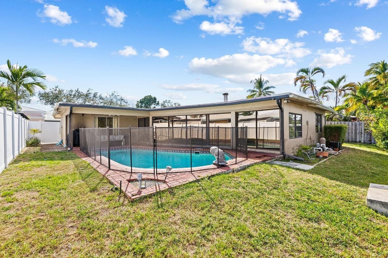 1601 Ne 63rd St - Photo 6 of 24