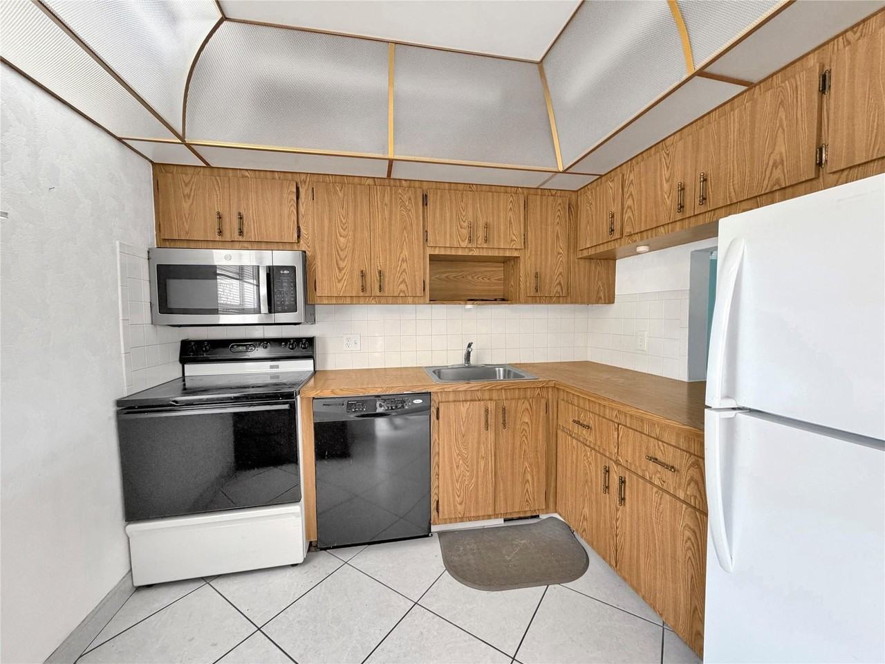 1035 Country Club Dr #407 - Photo 6 of 14