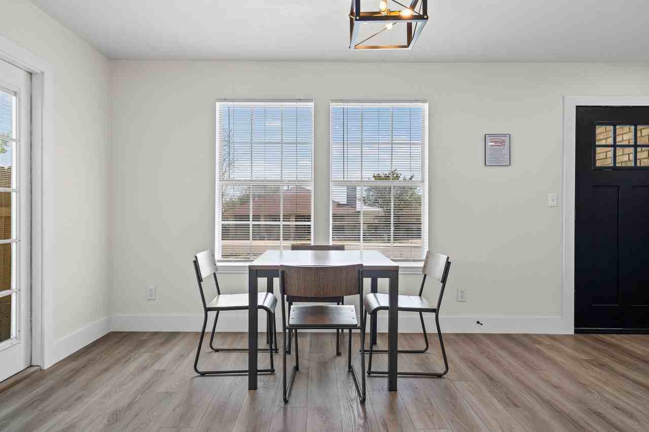 Lago Vista St - Photo 5 of 33