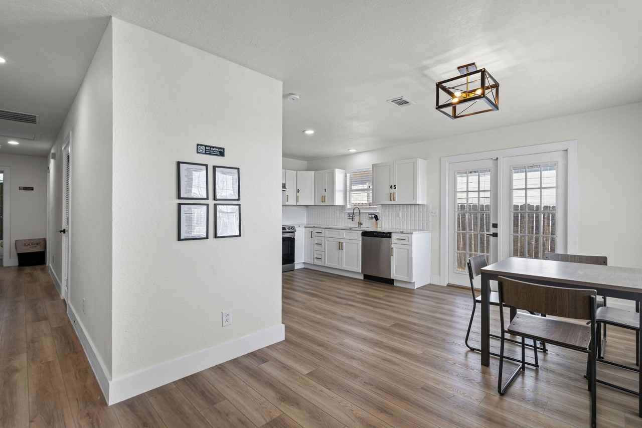 Lago Vista St - Photo 7 of 33