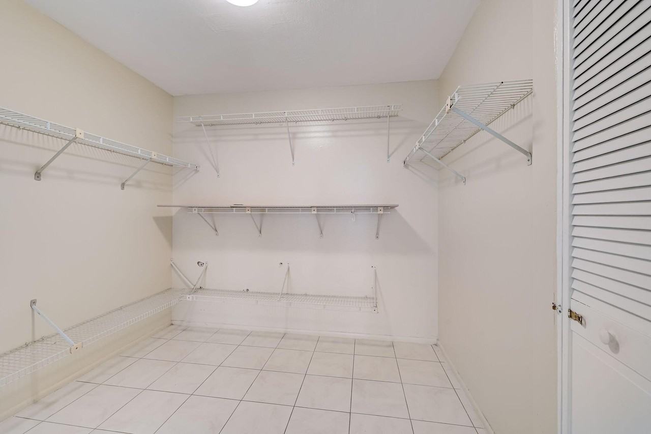 400 Leslie Dr Apt 807 - Photo 6 of 22