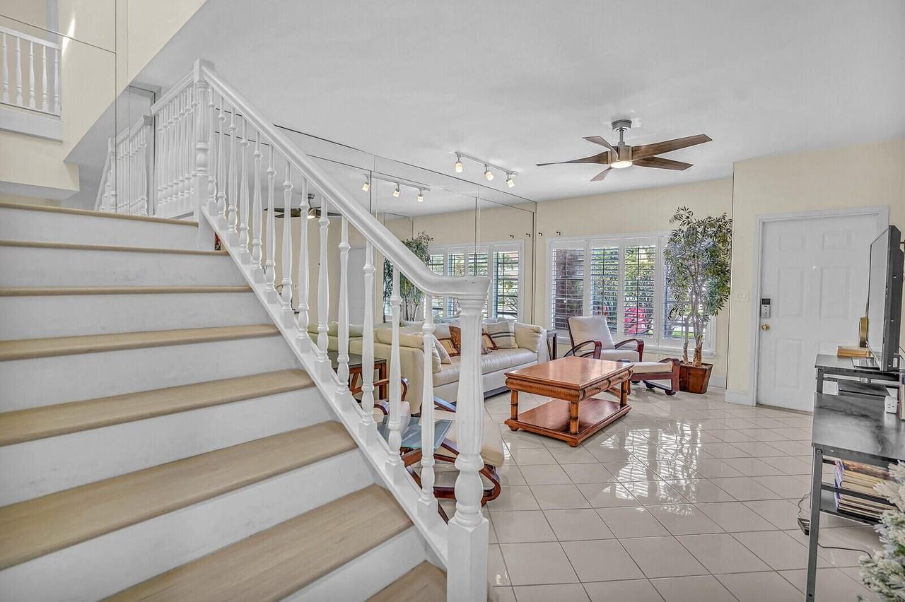 584 Se 20th Ave Unit 2 - Photo 3 of 49