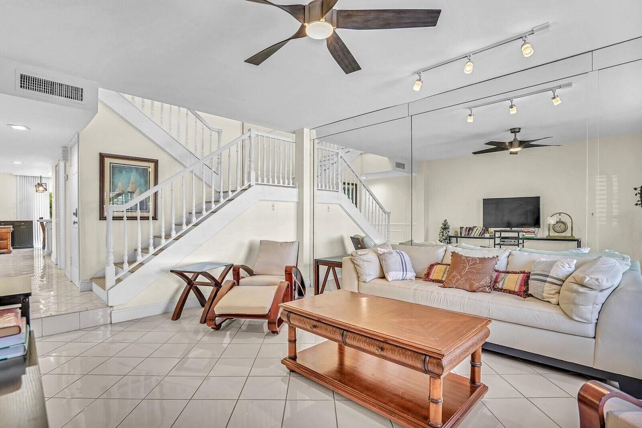 584 Se 20th Ave Unit 2 - Photo 6 of 49