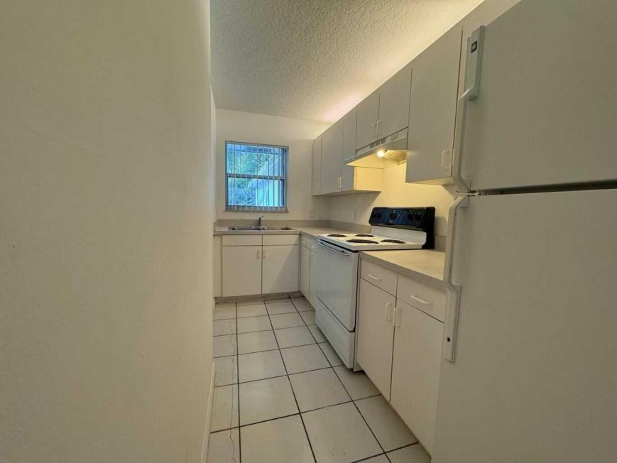 9013 Nw 38th Dr - Photo 3 of 10