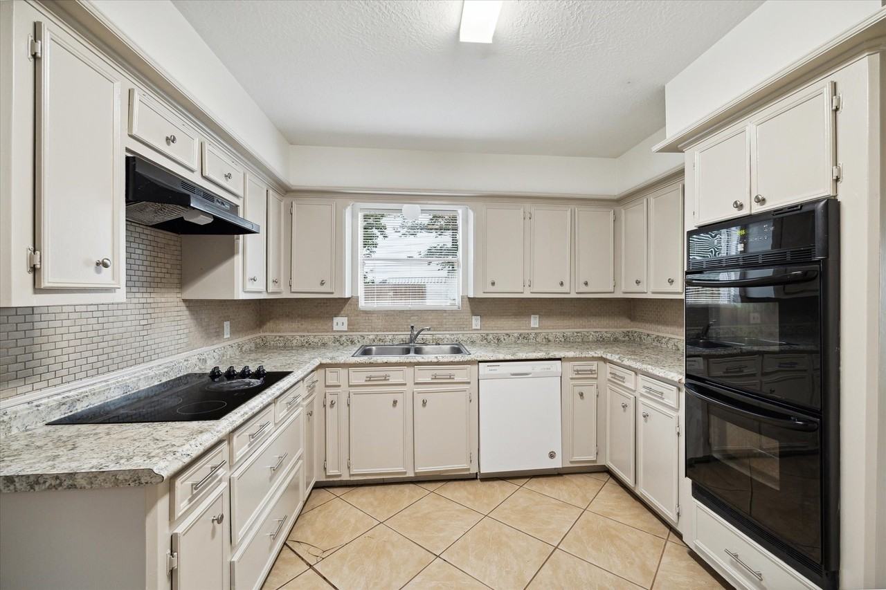 10407 Rippling Fields Dr - Photo 6 of 17