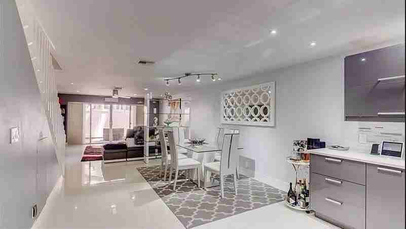 1101 Ne 6th St Apt C - Photo 4 of 25