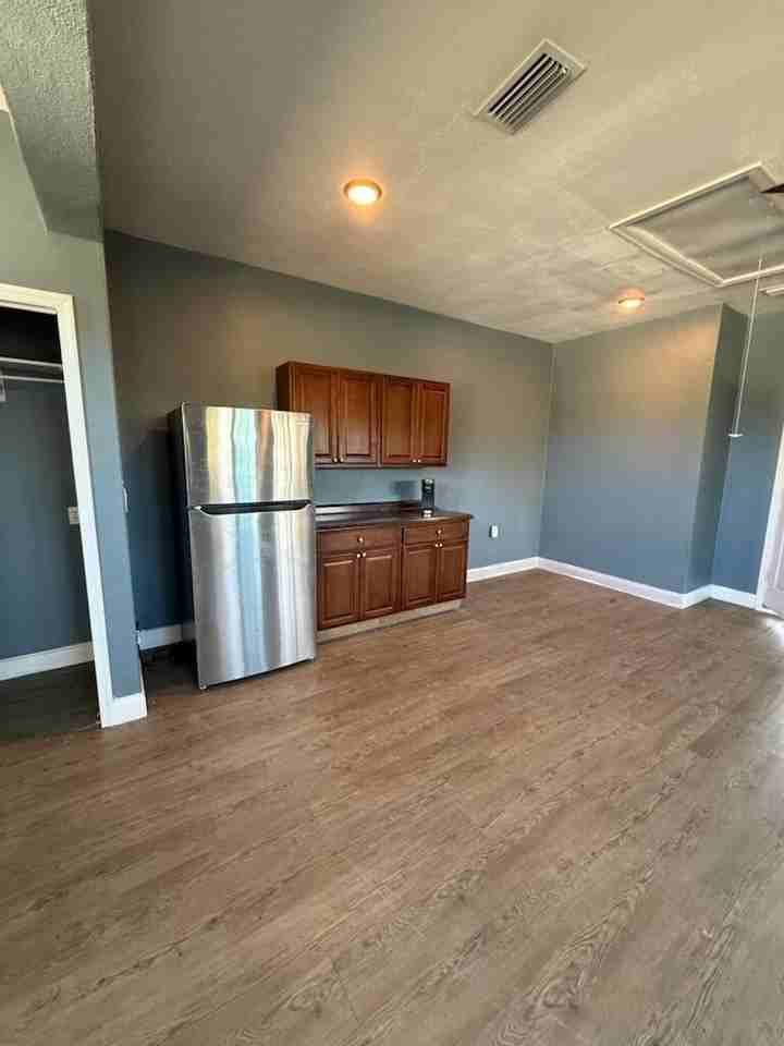 905 5th Pl Unit A - Photo 2 of 9