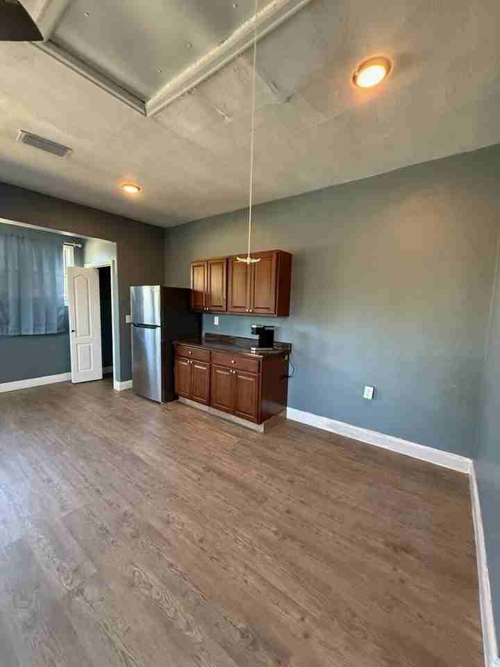 905 5th Pl Unit A - Photo 3 of 9