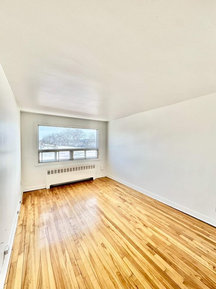 192 Chabanel - Photo 4 of 16