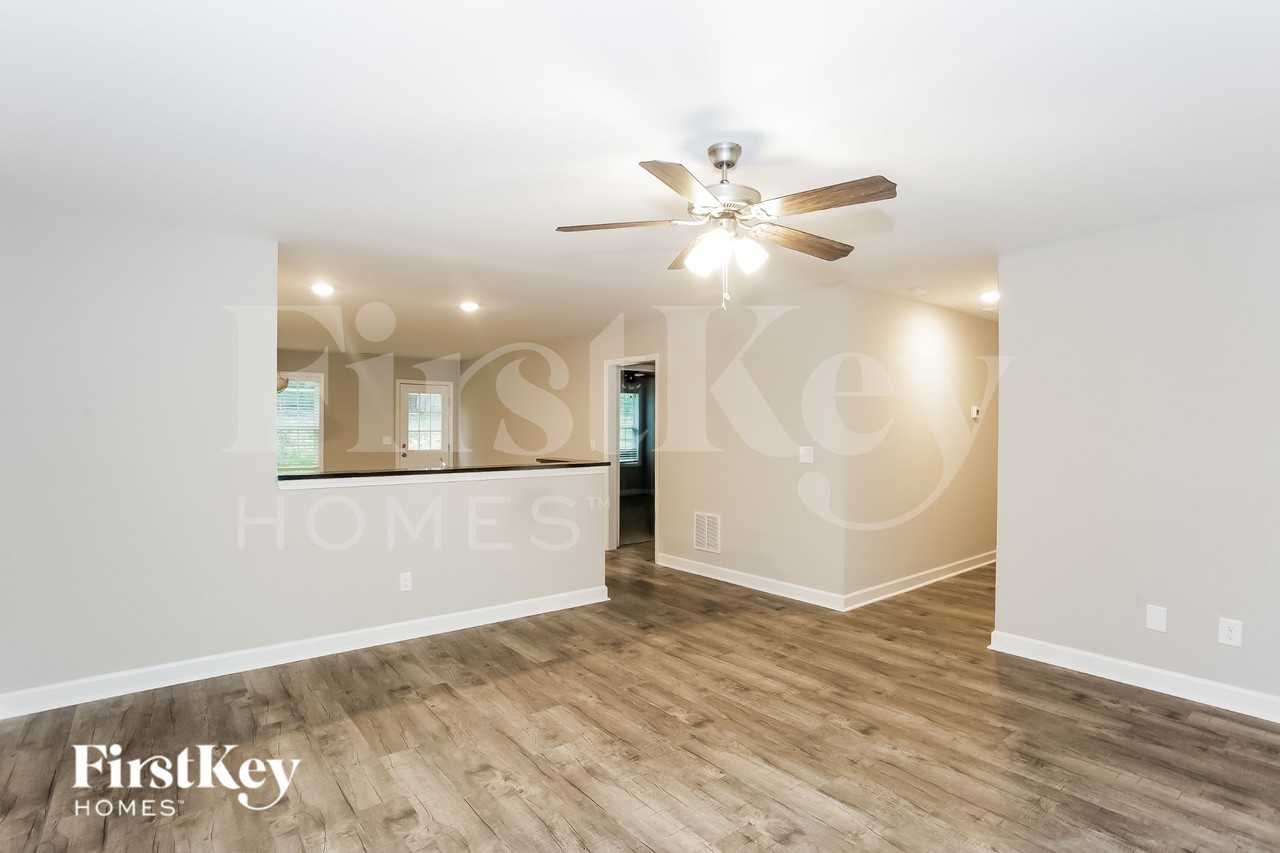 1105 Northside St - Photo 4 of 15